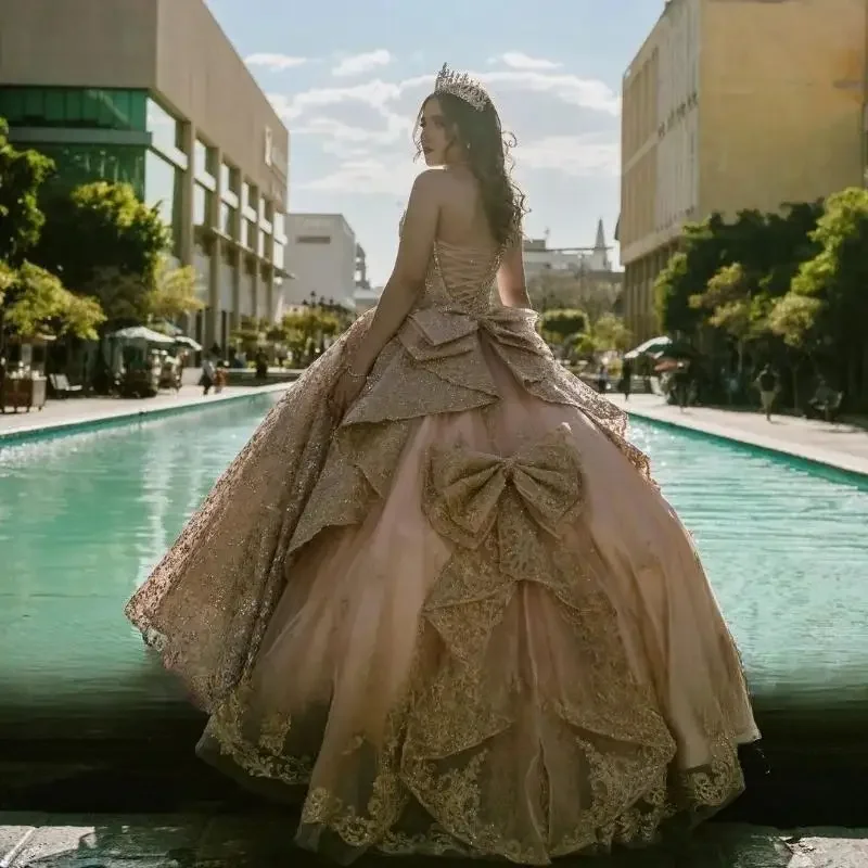 Блестящие платья принцессы Quinceanera розового золота с бантом, бальное платье, блестящие аппликации, кристаллы, бусы, сладкий выпускной 16,
Блестящие платья принцессы Quinceanera розового золота с бантом, бальное платье, блестящие аппликации, кристаллы, бусы, сладкий выпускной 16,