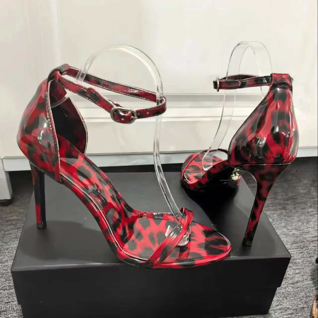 Peep Toe Buckle Strap Sandales à Talons Stiletto High Heels Fashion Designer Shoe Brown Red Gray Leopard Pattern Women's Sandals
Peep Toe Buckle Strap Sandales à Talons Stiletto High Heels Fashion Designer Shoe Brown Red Gray Leopard Pattern Women's Sandals