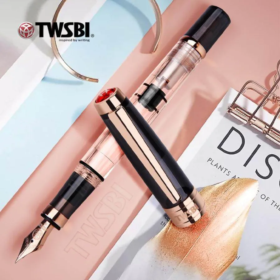 Ручка-фонтан TWSBI Diamond 580 Black Rose Gold Clear, оснащена инновационным механизмом заправки чернил и имеет все съемные детали.
Ручка-фонтан TWSBI Diamond 580 Black Rose Gold Clear, оснащена инновационным механизмом заправки чернил и имеет все съемные детали.