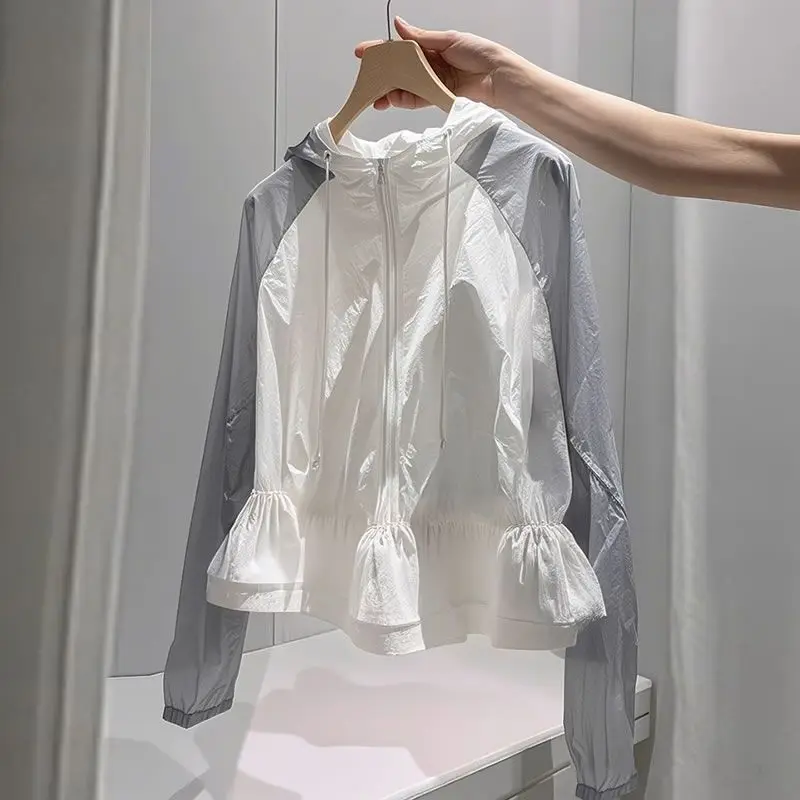 White Hooded Color Blocked Sunscreen Jacket Lightweight And Breathable Summer Women's Clothing 2025 Casual Loose Top
White Hooded Color Blocked Sunscreen Jacket Lightweight And Breathable Summer Women's Clothing 2025 Casual Loose Top