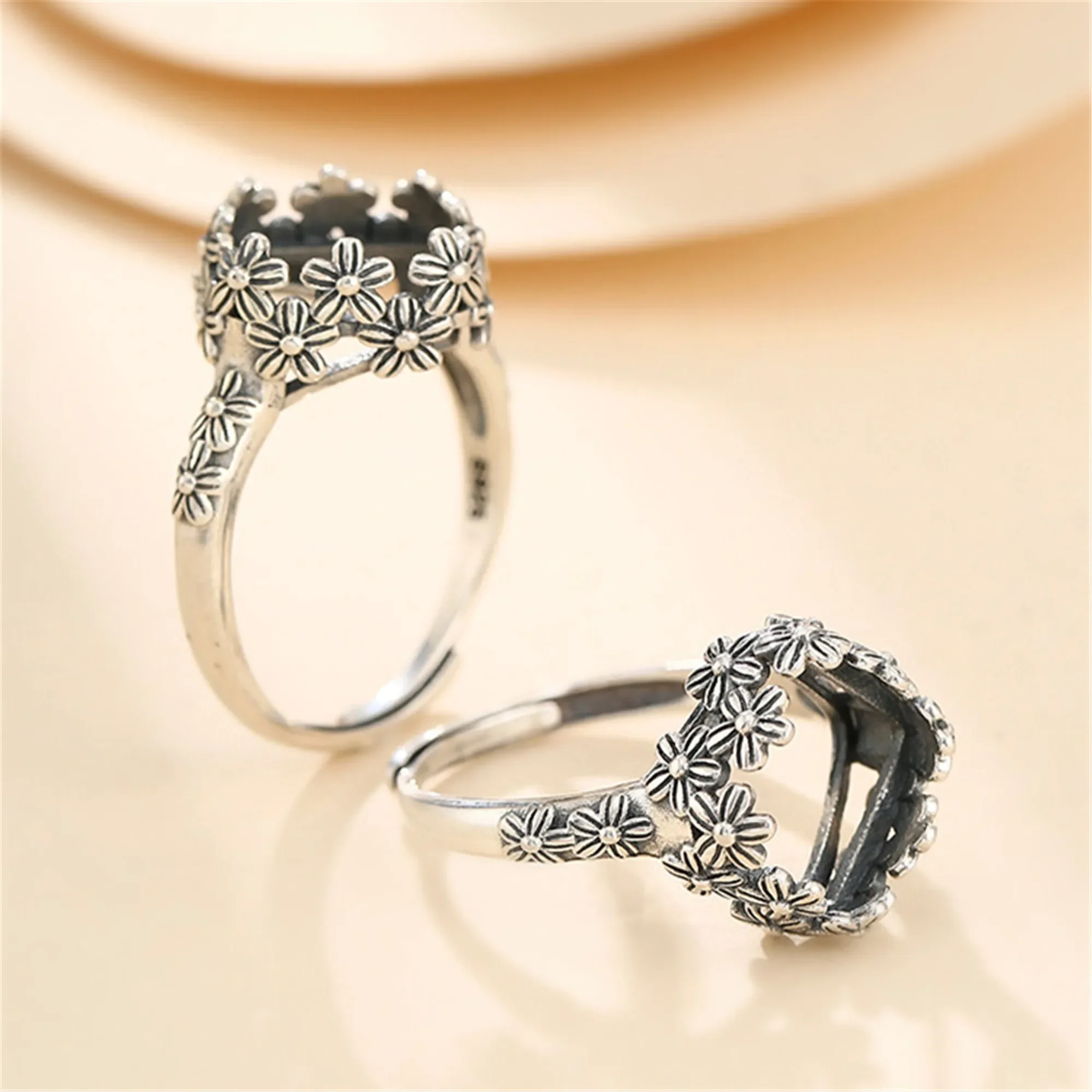 Регулируемая оправа кольца из тайского серебра для квадратных кабошонов диаметром 11x11 мм
Регулируемая оправа кольца из тайского серебра для квадратных кабошонов диаметром 11x11 мм