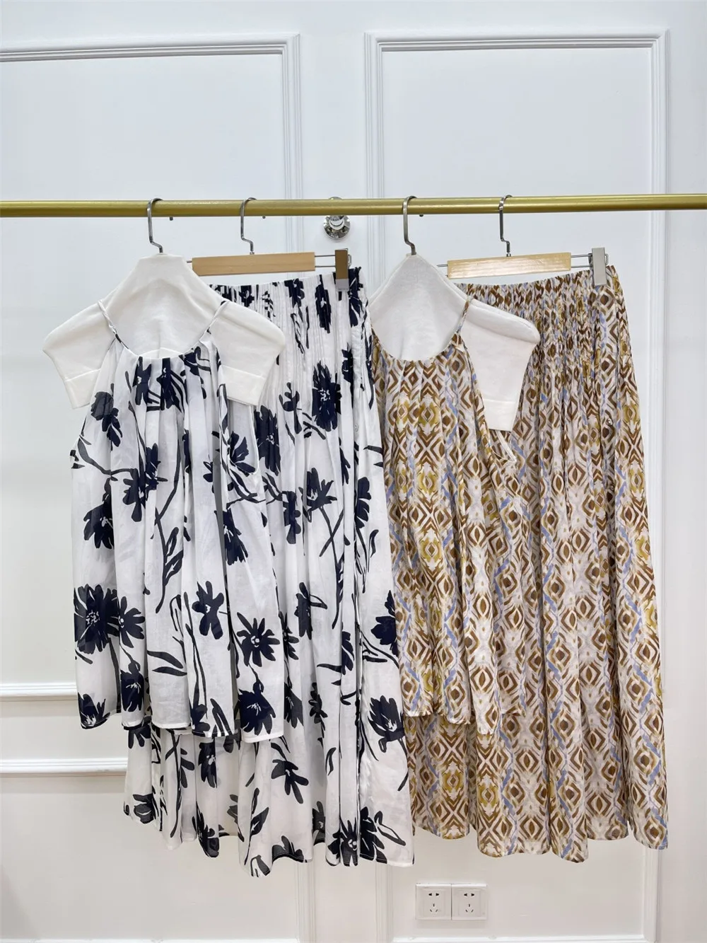 25 Summer New Ladies Printed Series Sleeveless Suspender Pullover Top + High Waist Slit Skirt 2-Piece Set
25 Summer New Ladies Printed Series Sleeveless Suspender Pullover Top + High Waist Slit Skirt 2-Piece Set