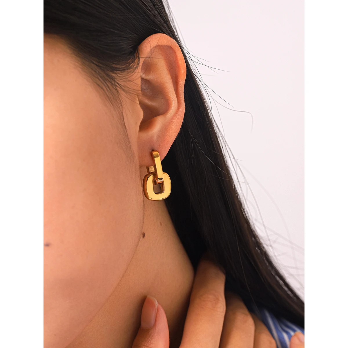 Two Tone Geometric Square Hoop Earrings Stainless Steel Waterproof Hypoallergenic Ins Style Minimalist Jewelry For Women
Two Tone Geometric Square Hoop Earrings Stainless Steel Waterproof Hypoallergenic Ins Style Minimalist Jewelry For Women