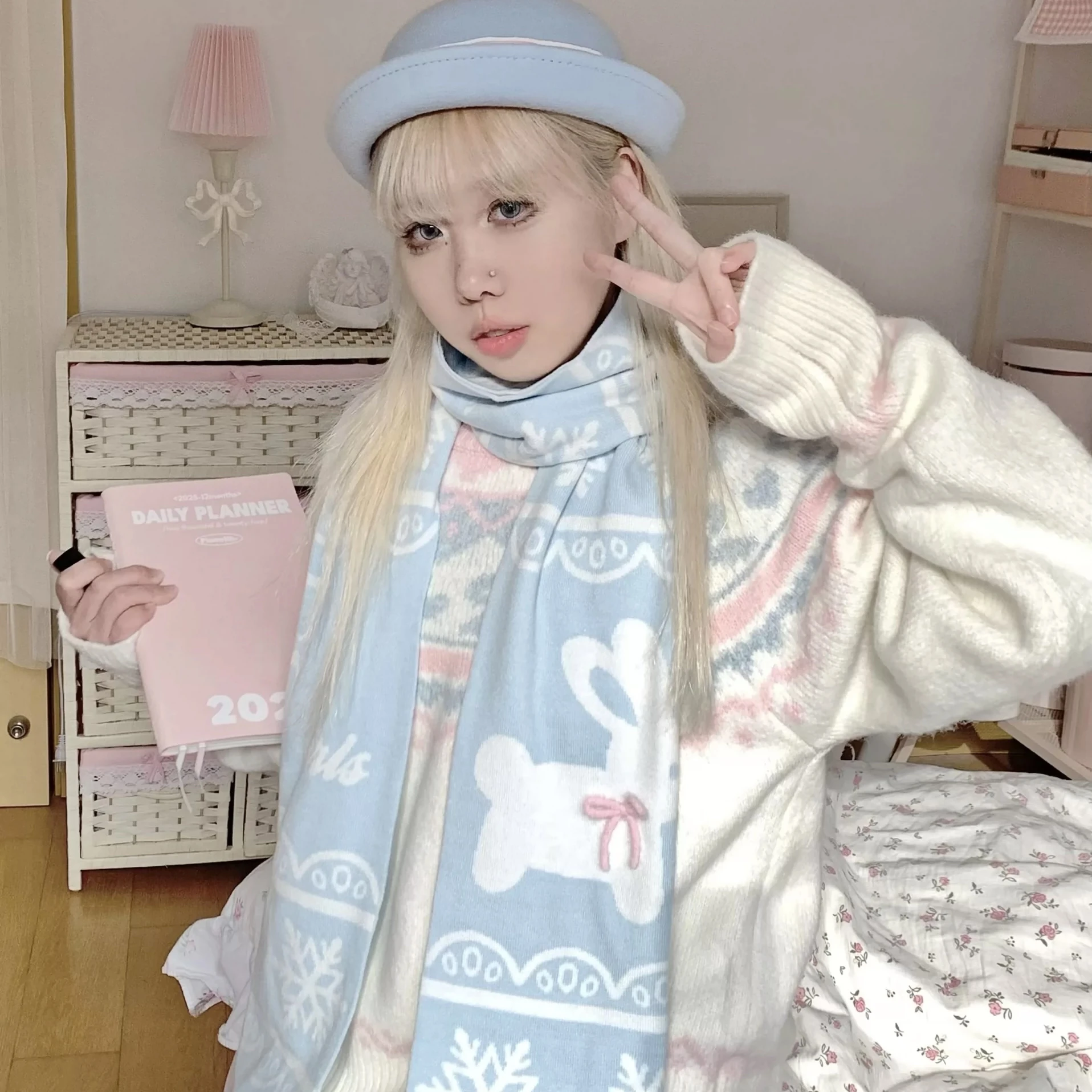 Японский оригинальный Abby y2k мультфильм снежинка кролик двусторонний шарф девушка милая и милая девушка Лолита бант теплый шарф для девочки
Японский оригинальный Abby y2k мультфильм снежинка кролик двусторонний шарф девушка милая и милая девушка Лолита бант теплый шарф для девочки