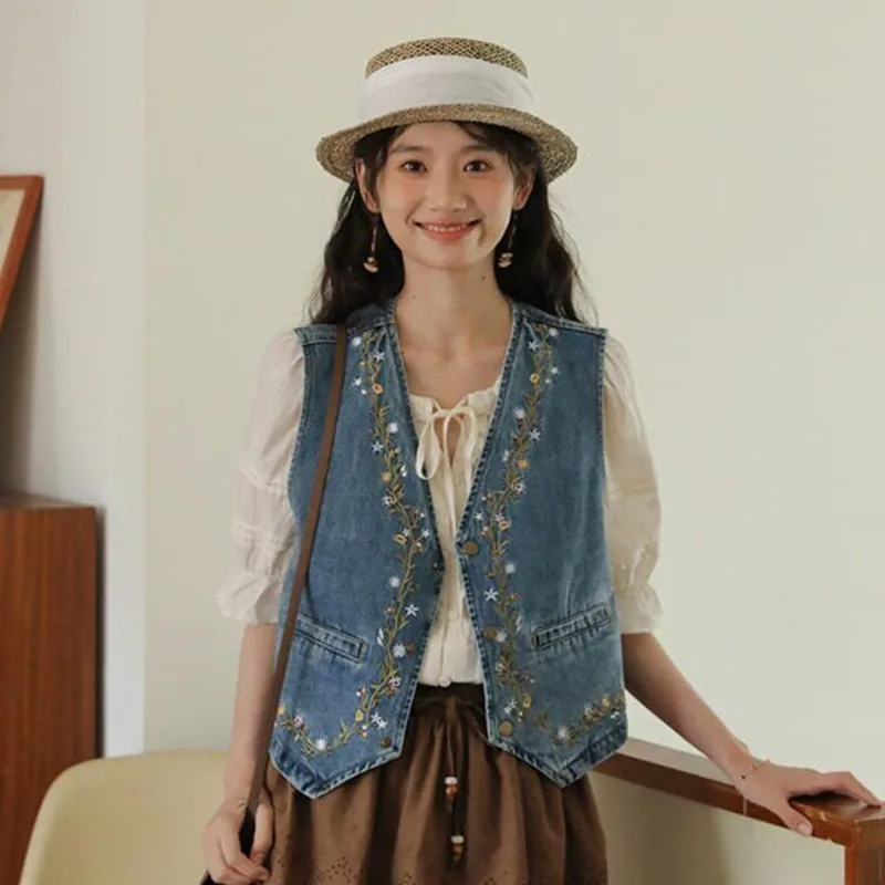 New Women's Embroidered Denim Vest 2026 Spring Summer Sleeveless Jacket Short Coat Korean Style Retro Streetwear Denim Vest
New Women's Embroidered Denim Vest 2026 Spring Summer Sleeveless Jacket Short Coat Korean Style Retro Streetwear Denim Vest