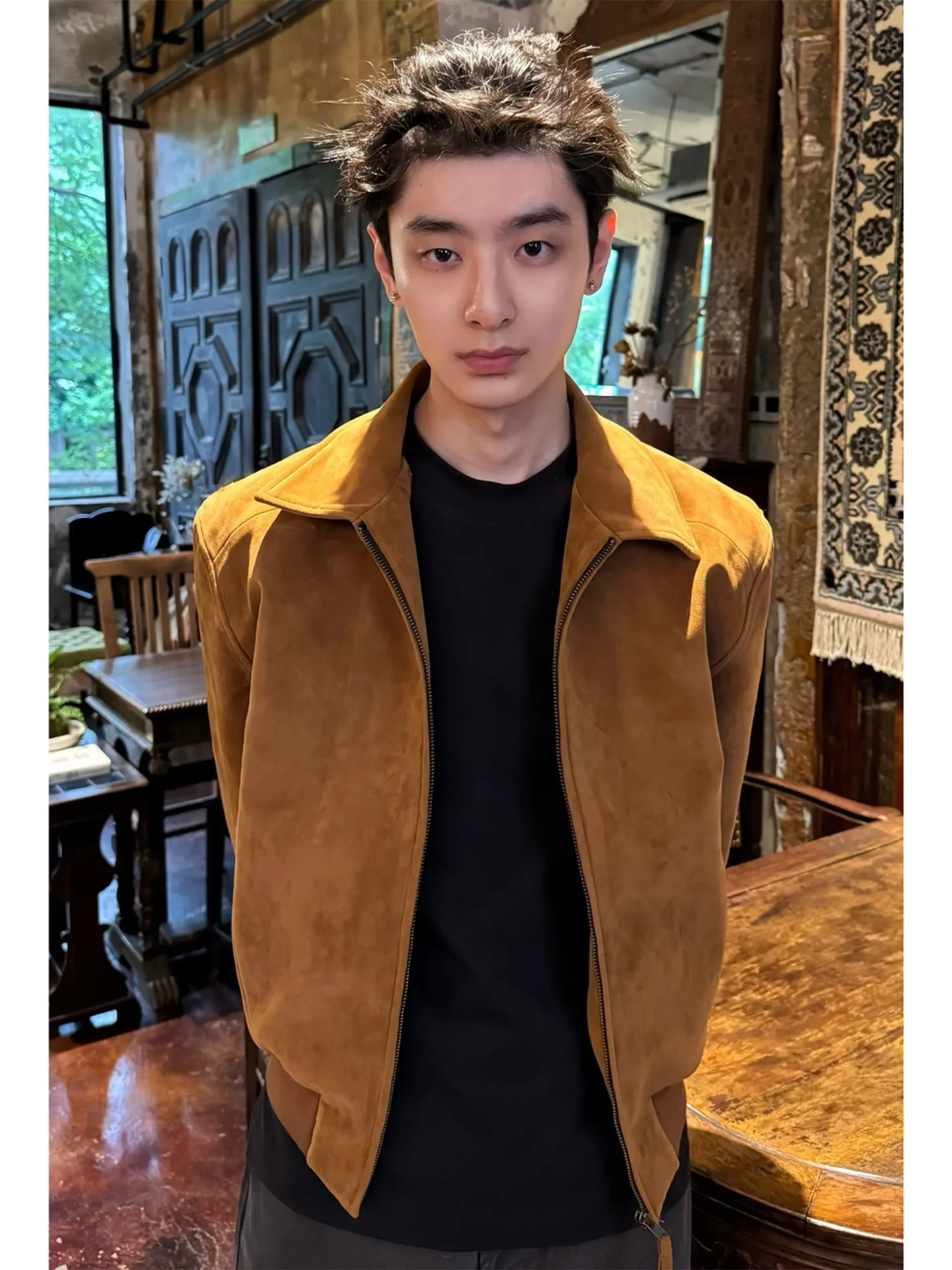 Мужская винтажная коричневая замшевая куртка-бомбер American Sle Suede в стиле Cleanfit, бейсбольная куртка-бомбер с воротником-стойкой, удлиненная модель.
Мужская винтажная коричневая замшевая куртка-бомбер American Sle Suede в стиле Cleanfit, бейсбольная куртка-бомбер с воротником-стойкой, удлиненная модель.