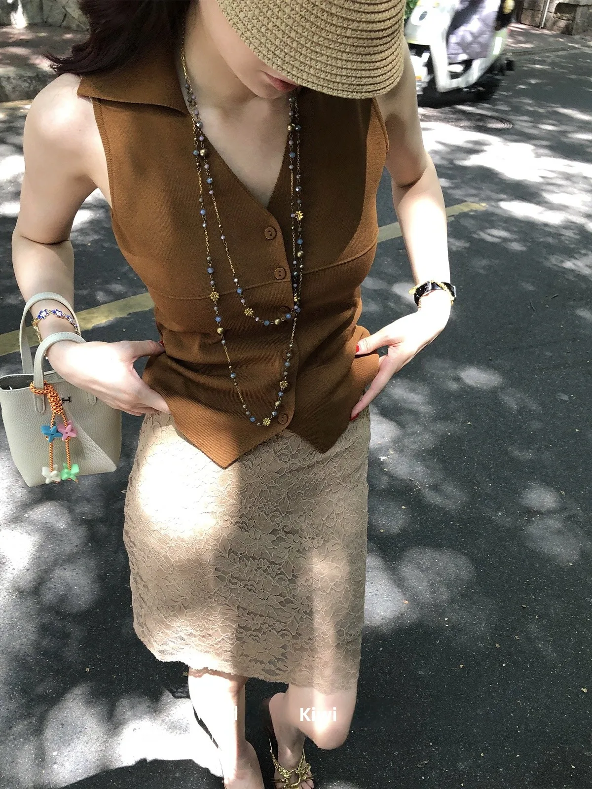 Облегающий вязаный жилет с воротником в виде дикого киви, отложной воротник, скользящий пояс, женский топ Faion
Облегающий вязаный жилет с воротником в виде дикого киви, отложной воротник, скользящий пояс, женский топ Faion