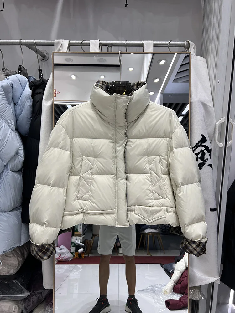 Новинка 2025 года, женский короткий стильный пуховик с воротником-стойкой, клетчатый дизайн, свободный универсальный повседневный белый утиный пуховик 
Новинка 2025 года, женский короткий стильный пуховик с воротником-стойкой, клетчатый дизайн, свободный универсальный повседневный белый утиный пуховик
