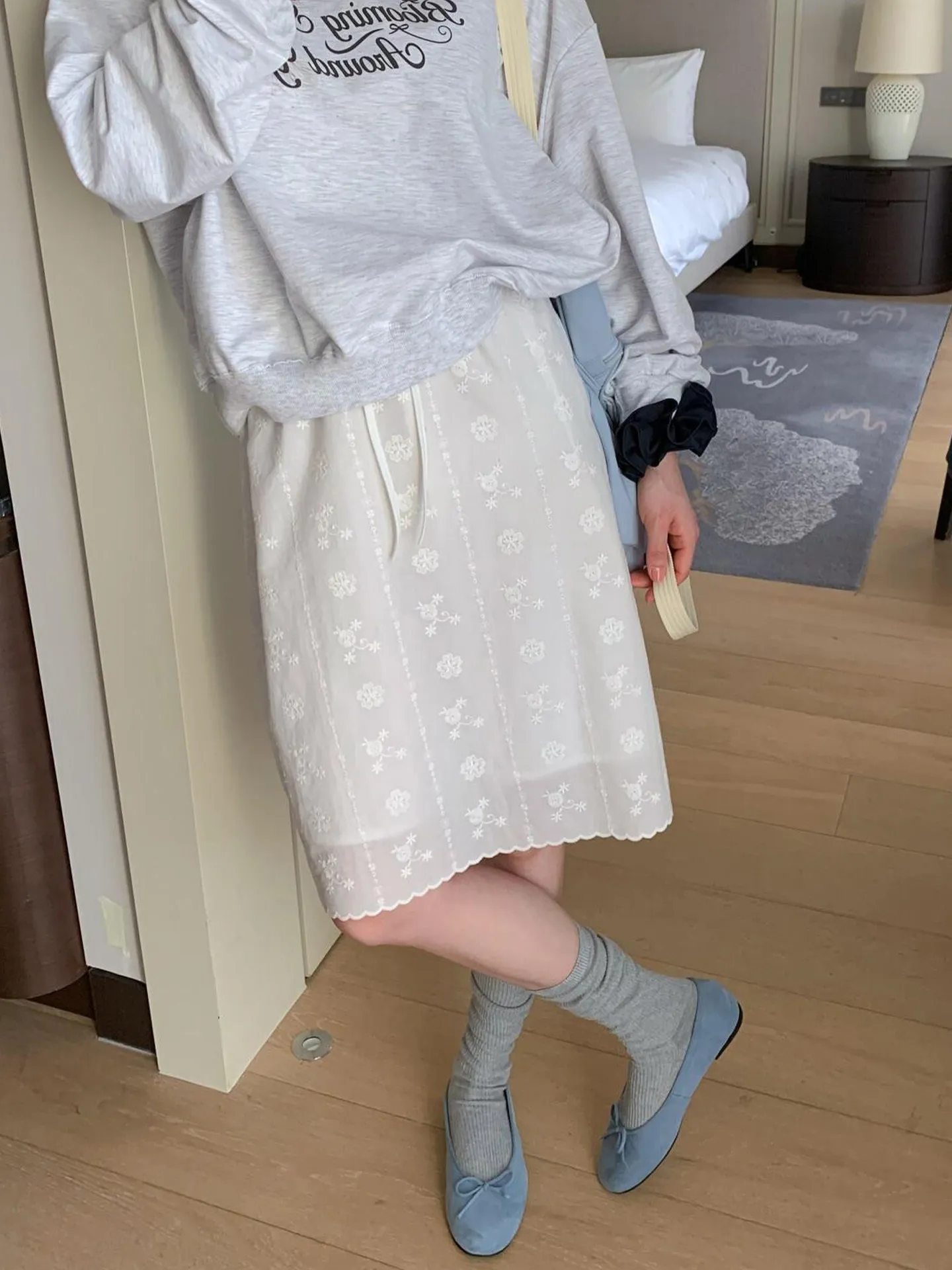 Exquisite Embroidered Lace Trim Elastic Waist High Waist Midi Skirt Women's Summer White over Knee Half Body Skirt
Exquisite Embroidered Lace Trim Elastic Waist High Waist Midi Skirt Women's Summer White over Knee Half Body Skirt