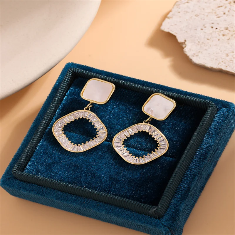 A pair of Light luxe zircon hollow square pearl earrings silver needle temperament simple high-grade sense earrings studs
A pair of Light luxe zircon hollow square pearl earrings silver needle temperament simple high-grade sense earrings studs
