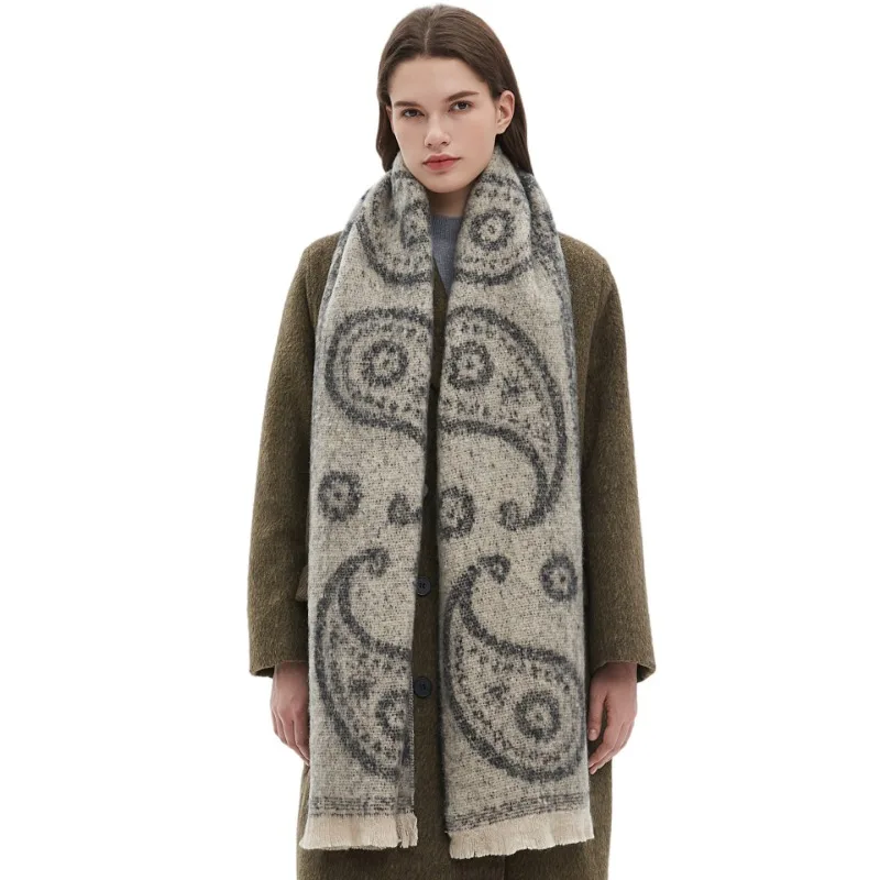 Ladies' Fashionable and Simple Scarf with Extended and Warm European and American Autumn and Winter Cashew Flower Jacquard Scarf 
Ladies' Fashionable and Simple Scarf with Extended and Warm European and American Autumn and Winter Cashew Flower Jacquard Scarf
