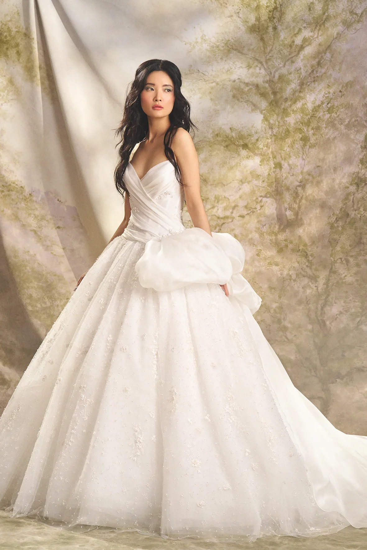 Customized Strapless Drop Waist Draped Bodice With Twinkling Full Ball Dress Skirt And Dramatic Hip Hand Tufting Wedding Dress
Customized Strapless Drop Waist Draped Bodice With Twinkling Full Ball Dress Skirt And Dramatic Hip Hand Tufting Wedding Dress