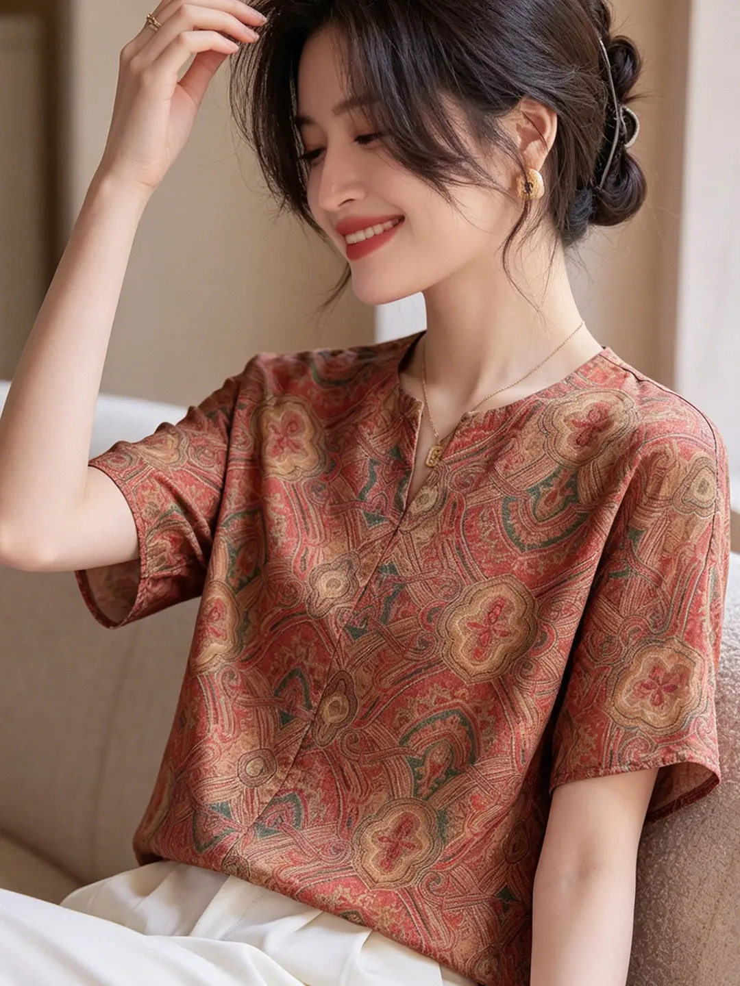 New Chinese Style Retro Print V-Neck Short Sleeve Silk Shirt Women Summer Loose Elegant T-Shirt Commute Simple Straight Cut
New Chinese Style Retro Print V-Neck Short Sleeve Silk Shirt Women Summer Loose Elegant T-Shirt Commute Simple Straight Cut