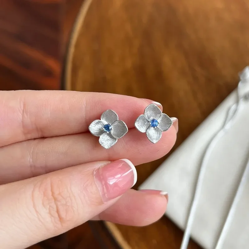 New Sweet Style Flower Stud Earrings Stone Women's Earrings French Niche Design Earrings Light Luxury High-end Accessories
New Sweet Style Flower Stud Earrings Stone Women's Earrings French Niche Design Earrings Light Luxury High-end Accessories