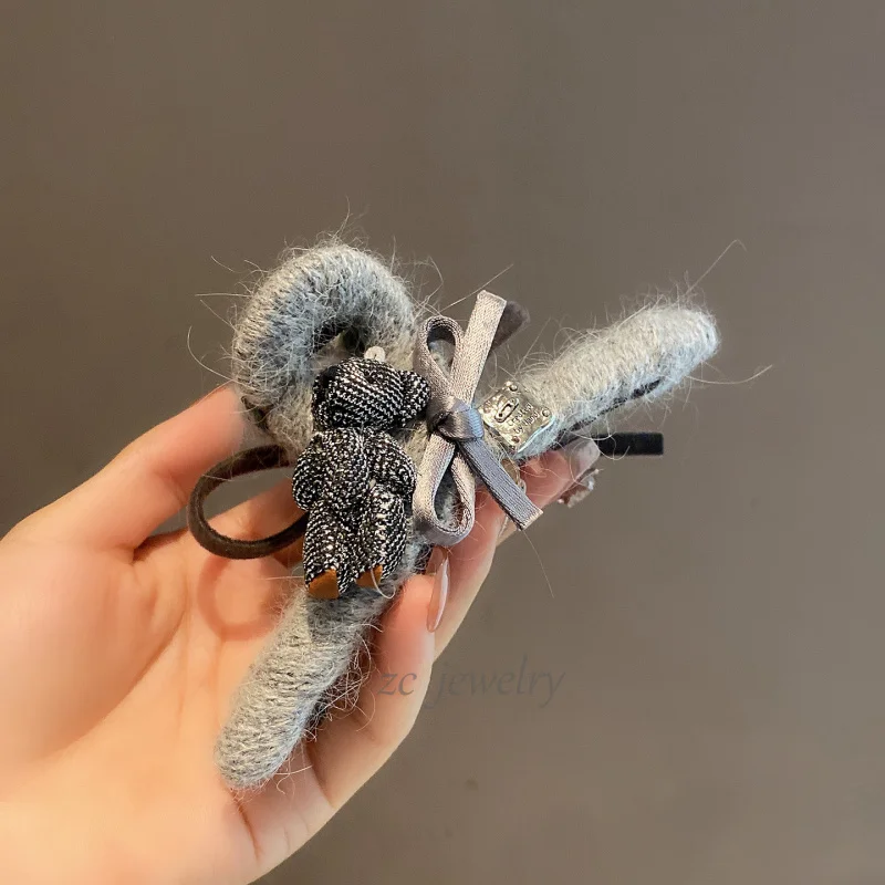 Autumn Winter New Gray Knitted Bear Bow Hair Claw Elegant High-end Hair Clip for Women with Thick Hair at the Back of the Head
Autumn Winter New Gray Knitted Bear Bow Hair Claw Elegant High-end Hair Clip for Women with Thick Hair at the Back of the Head