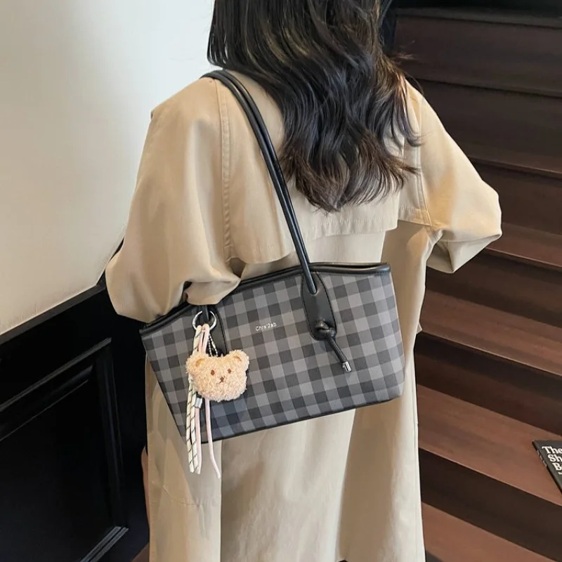 Luxury Women Work Bag With Multiple Interior Pockets For Organization In A Sleek Professional Leather Design
Luxury Women Work Bag With Multiple Interior Pockets For Organization In A Sleek Professional Leather Design