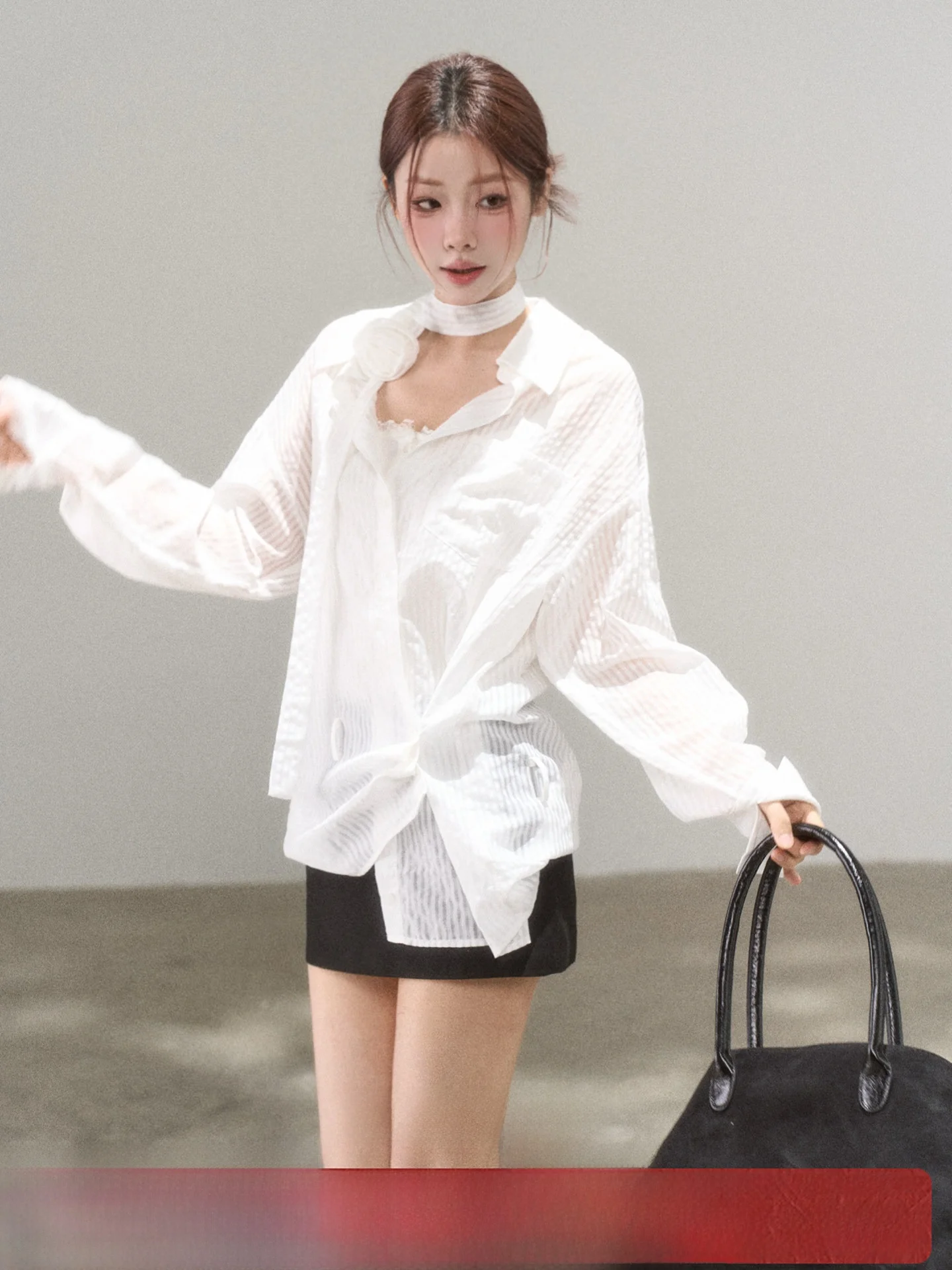 Красивая полосатая свободная рубашка с воротником для женщин, осенняя новинка, корейская версия, ультралегкая, с защитой от ультрафиолета, с длинными рукавами
Красивая полосатая свободная рубашка с воротником для женщин, осенняя новинка, корейская версия, ультралегкая, с защитой от ультрафиолета, с длинными рукавами