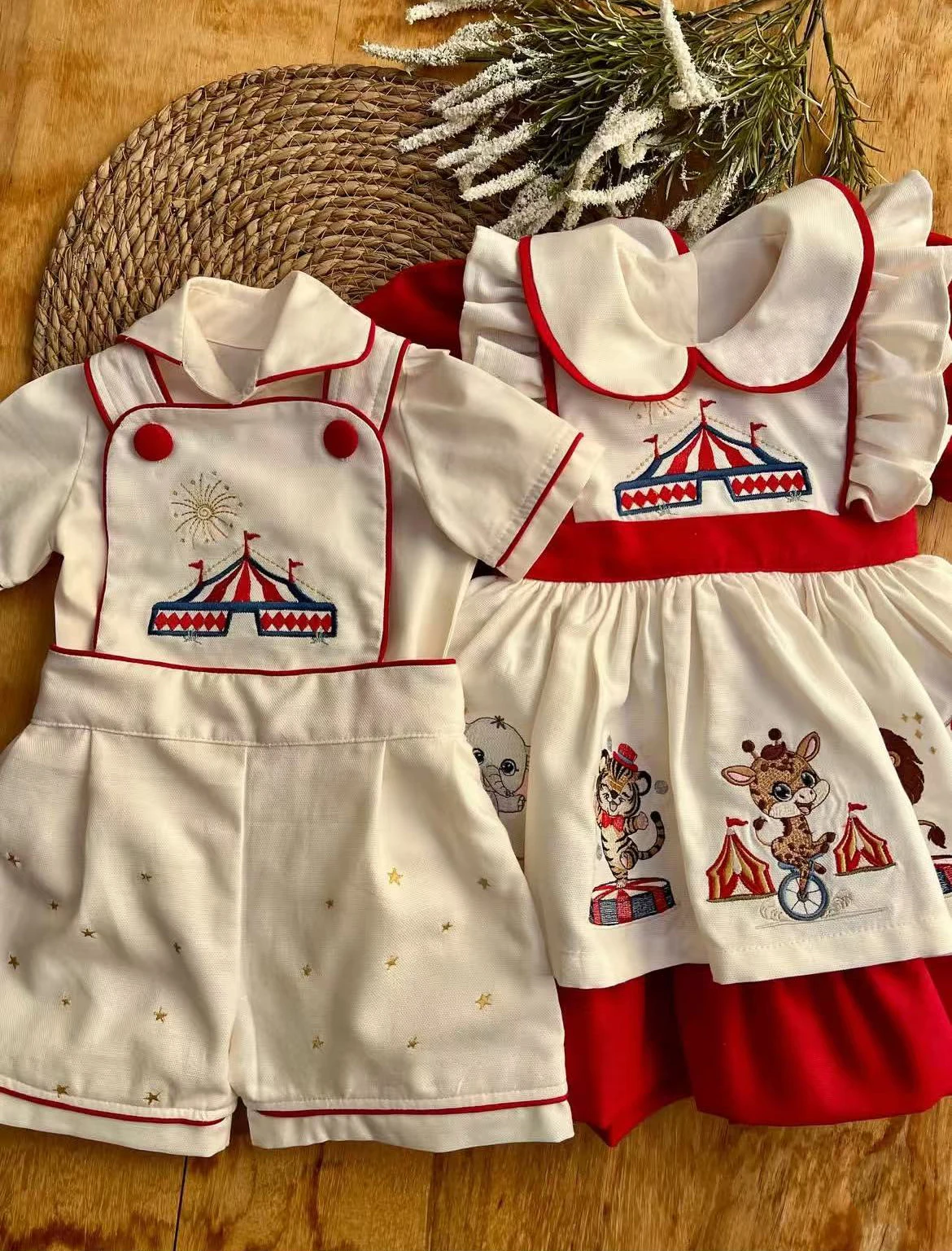 Летнее белое винтажное платье принцессы с вышивкой для маленьких девочек 0-12 лет, костюм для мальчика для повседневной вечеринки, дня рождения, фотографии, Рождества B353
Летнее белое винтажное платье принцессы с вышивкой для маленьких девочек 0-12 лет, костюм для мальчика для повседневной вечеринки, дня рождения, фотографии, Рождества B353