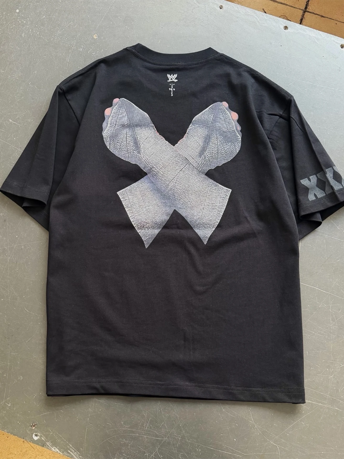Collaborative Double-Hand Pattern Letter Print Short Sleeve T-Shirt Unisex Loose Fit Pure Cotton Skin-Friendly Breathable
Collaborative Double-Hand Pattern Letter Print Short Sleeve T-Shirt Unisex Loose Fit Pure Cotton Skin-Friendly Breathable