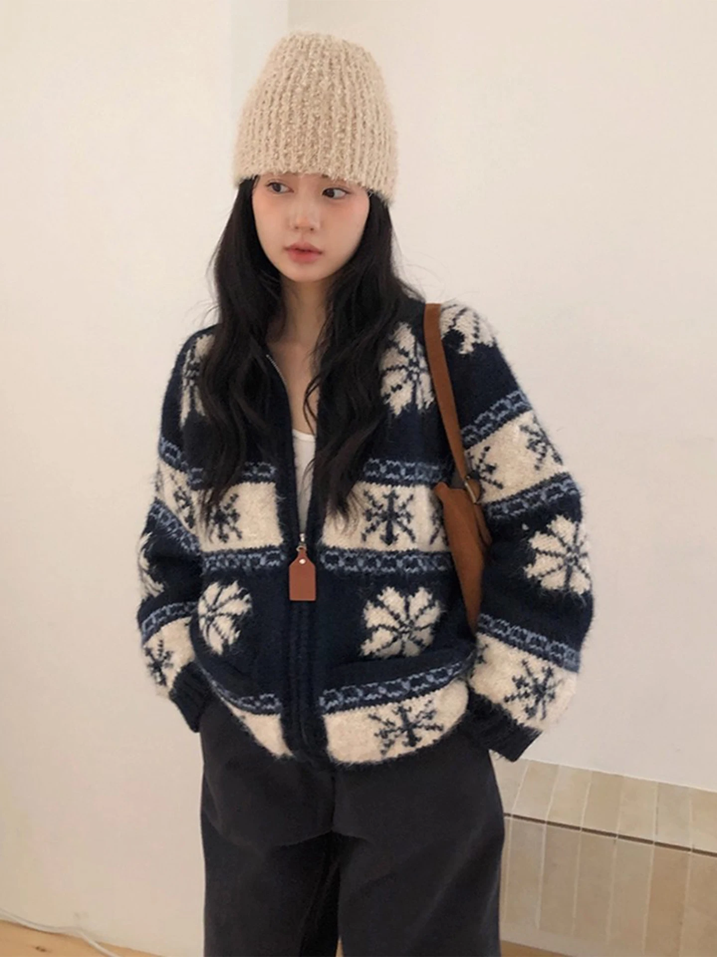 Вязаный кардиган в стиле ретро Fair Isle, женский мягкий свитер двойного цвета, новинка зимы, цветная блузка, длинное пальто обычного кроя
Вязаный кардиган в стиле ретро Fair Isle, женский мягкий свитер двойного цвета, новинка зимы, цветная блузка, длинное пальто обычного кроя