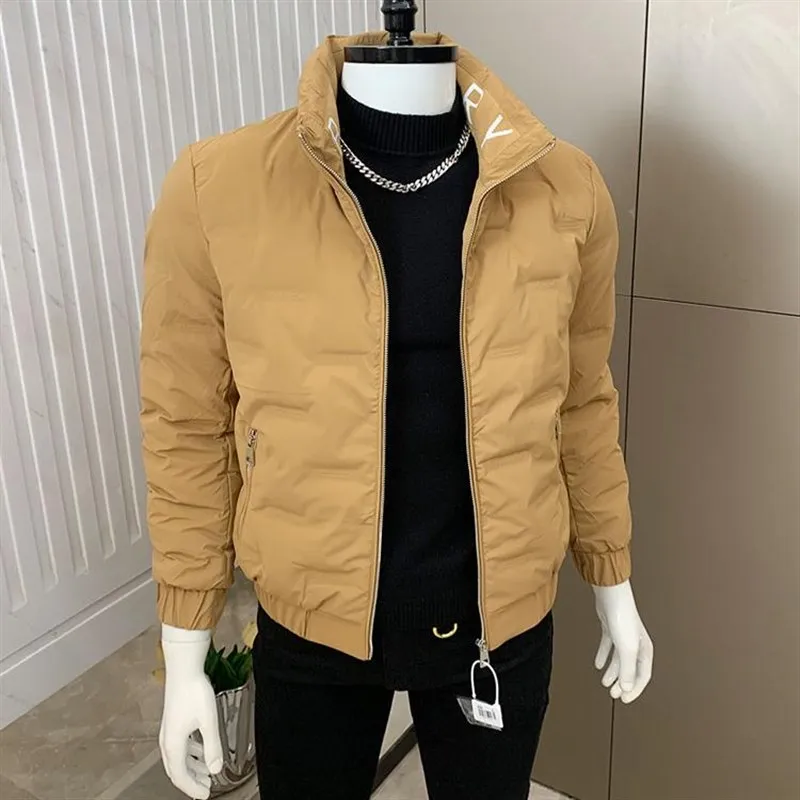 Мужская зимняя новая легкая пуховая куртка с воротником-стойкой, приталенного кроя, с буквенным принтом, теплая, в уличном стиле, хлопковая.
Мужская зимняя новая легкая пуховая куртка с воротником-стойкой, приталенного кроя, с буквенным принтом, теплая, в уличном стиле, хлопковая.