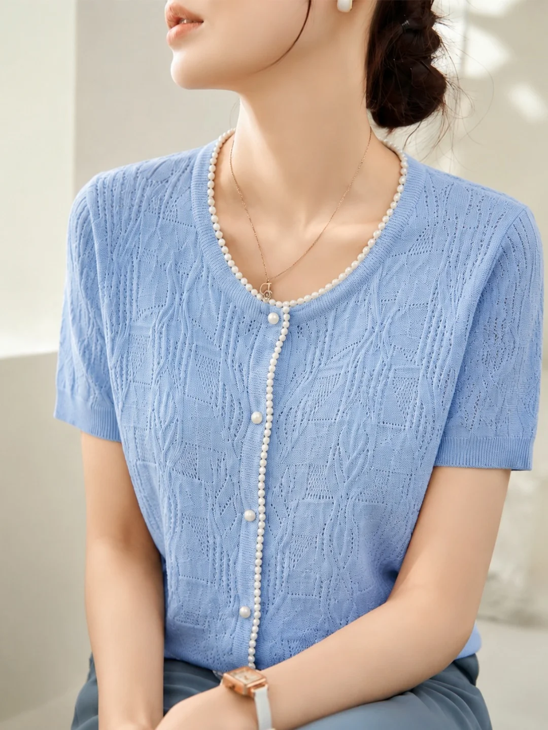 Elegant Ice Silk Knitted Top Women's Short Sleeve Single Button Design Heavy Embellishment Straight Cut Summer Fashion
Elegant Ice Silk Knitted Top Women's Short Sleeve Single Button Design Heavy Embellishment Straight Cut Summer Fashion