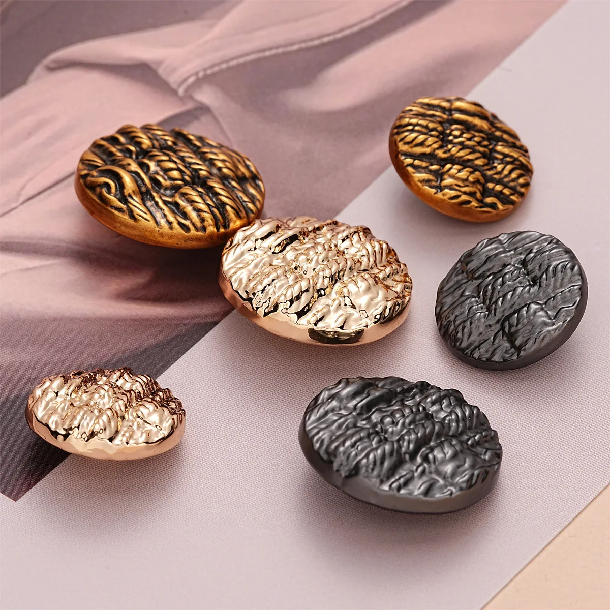 High End and Minimalist Retro British Style Buttons Fashion 5pcs Horizontal and Vertical Striped Decorative Buckle Metal Button
High End and Minimalist Retro British Style Buttons Fashion 5pcs Horizontal and Vertical Striped Decorative Buckle Metal Button