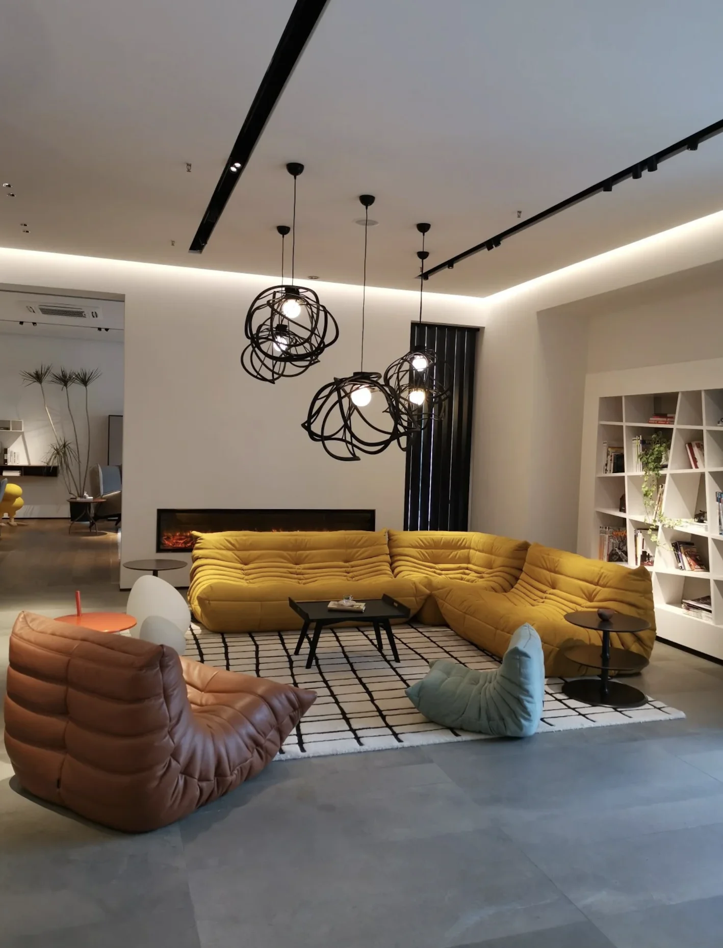 Beautiful suede plush caterpillar yellow sofa, fashionable, available in multiple colors, luxurious, high-end and atmospheric
Beautiful suede plush caterpillar yellow sofa, fashionable, available in multiple colors, luxurious, high-end and atmospheric
