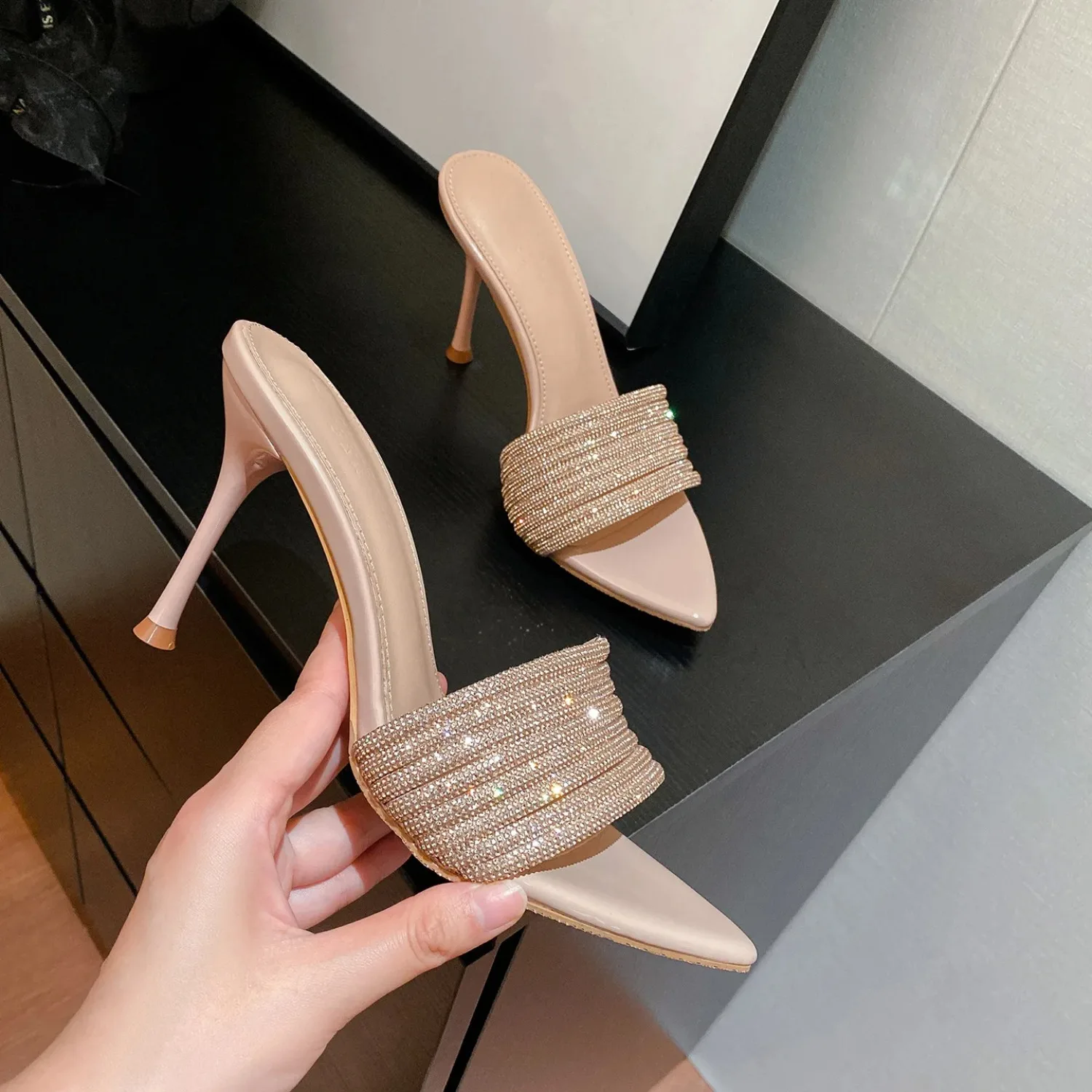 2026 Summer Nude Multi-Row Rhinestone Pointed Toe Stiletto Mule Sandals Daily Dating Wedding Club Evening Party Occasion
2026 Summer Nude Multi-Row Rhinestone Pointed Toe Stiletto Mule Sandals Daily Dating Wedding Club Evening Party Occasion