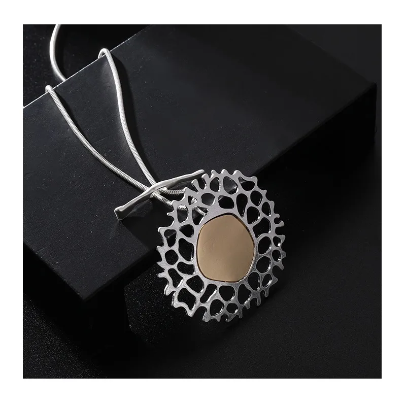 Exclusively for The New Fashion Personality Design Contrast Cut-out Geometric Metal Pendant Women's Long Necklace
Exclusively for The New Fashion Personality Design Contrast Cut-out Geometric Metal Pendant Women's Long Necklace