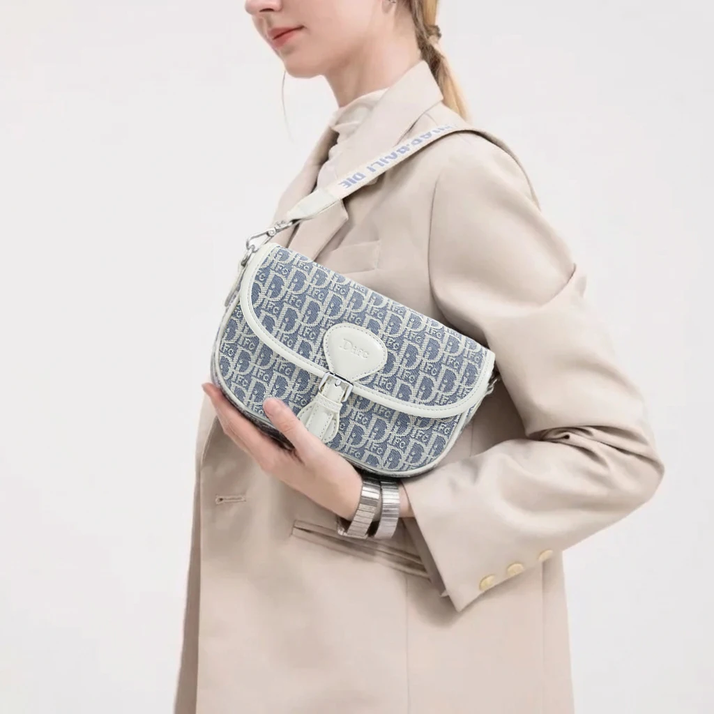 Новинка: Женская модная сумка-седло, стильная сумка через плечо с широким ремнем и буквенным принтом, универсальная сумка-кроссбоди.
Новинка: Женская модная сумка-седло, стильная сумка через плечо с широким ремнем и буквенным принтом, универсальная сумка-кроссбоди.