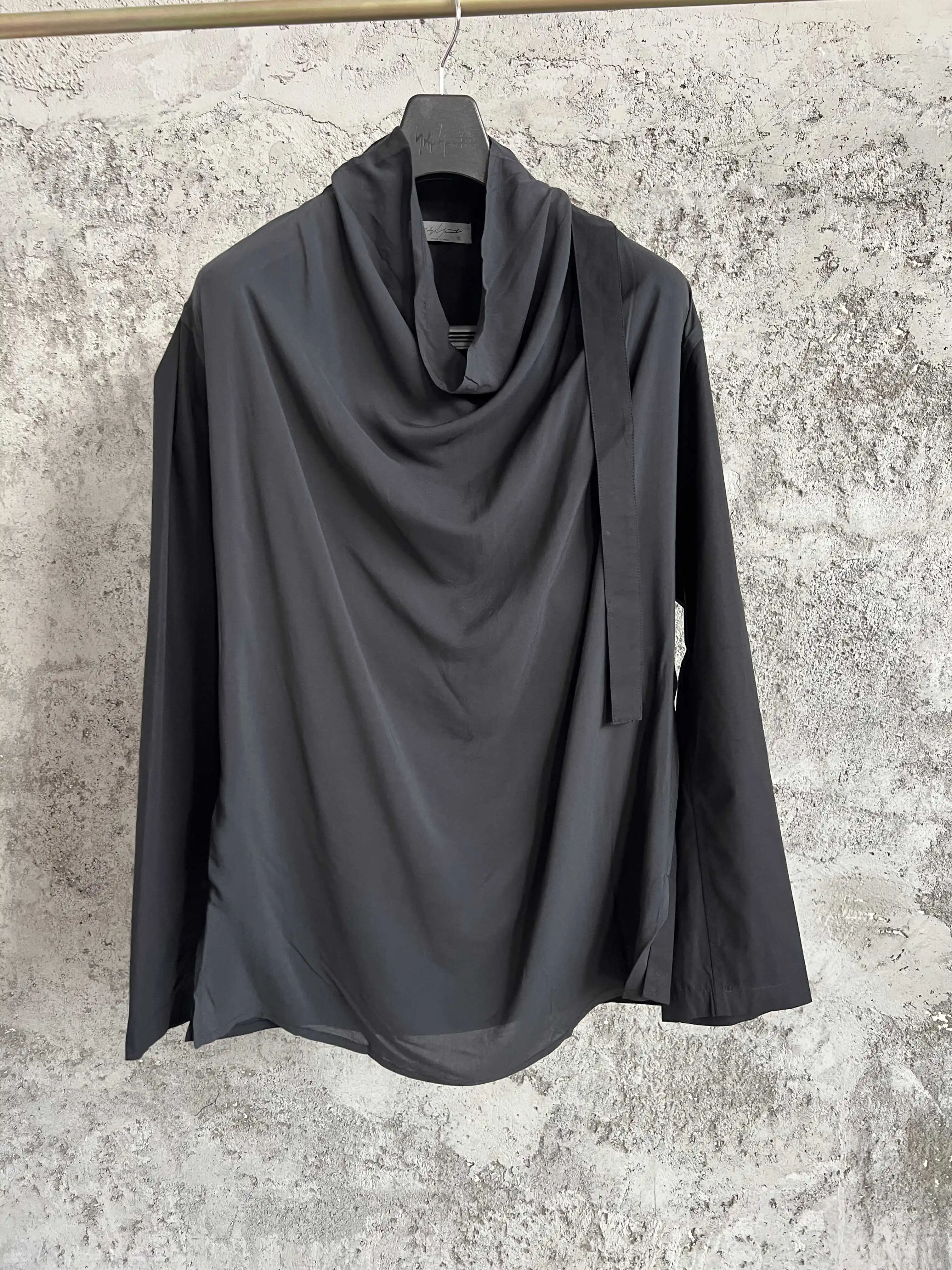 Пуловер с высоким воротником и длинными рукавами, темный топ на шнуровке
Пуловер с высоким воротником и длинными рукавами, темный топ на шнуровке