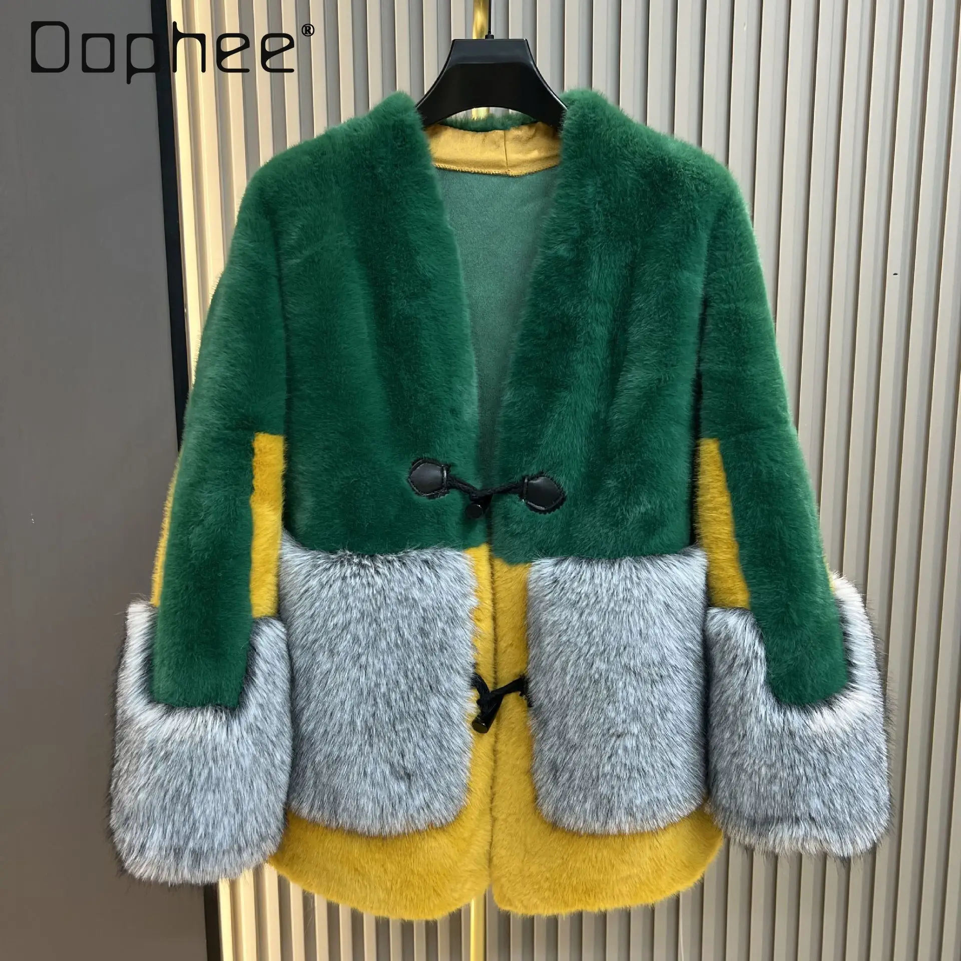 Женская шуба из искусственного лисьего меха с V-образным вырезом, новинка зимы 2025, корейский стиль, элегантная утепленная шуба с цветными блоками, уменьшающая возраст
Женская шуба из искусственного лисьего меха с V-образным вырезом, новинка зимы 2025, корейский стиль, элегантная утепленная шуба с цветными блоками, уменьшающая возраст