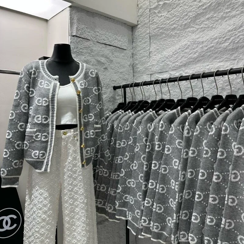 2025 New Autumn and Winter Fashion Age-reducing Knitted Sweater Letter Sweater Knitted Cardigan Casual Top Coat
2025 New Autumn and Winter Fashion Age-reducing Knitted Sweater Letter Sweater Knitted Cardigan Casual Top Coat