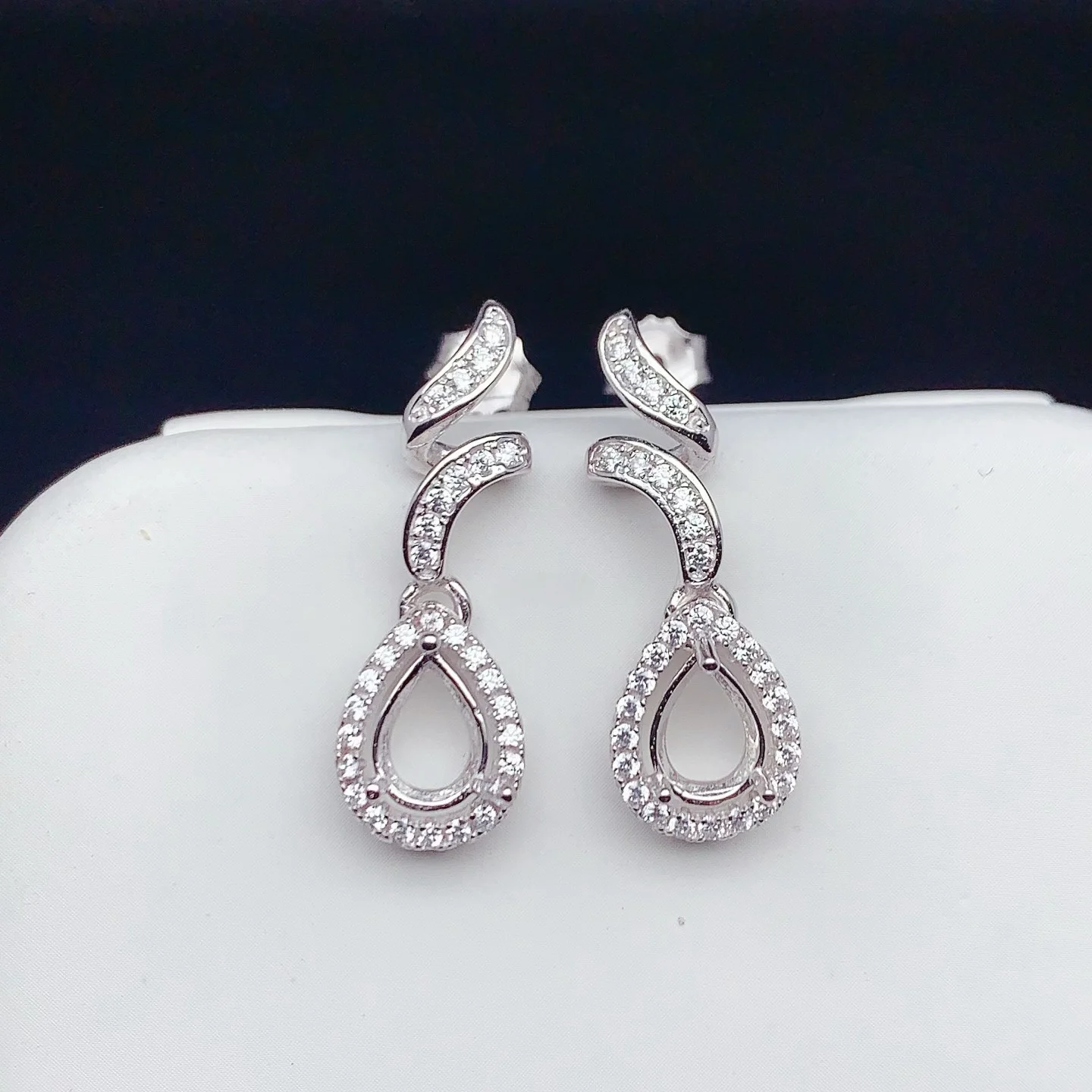 MeiBaPJ Inlay Water droplet 5*7mm S925 Sterling Silver DIY Earrings blank Setting Women Charms Jewelry Accessory Free Delivery
MeiBaPJ Inlay Water droplet 5*7mm S925 Sterling Silver DIY Earrings blank Setting Women Charms Jewelry Accessory Free Delivery