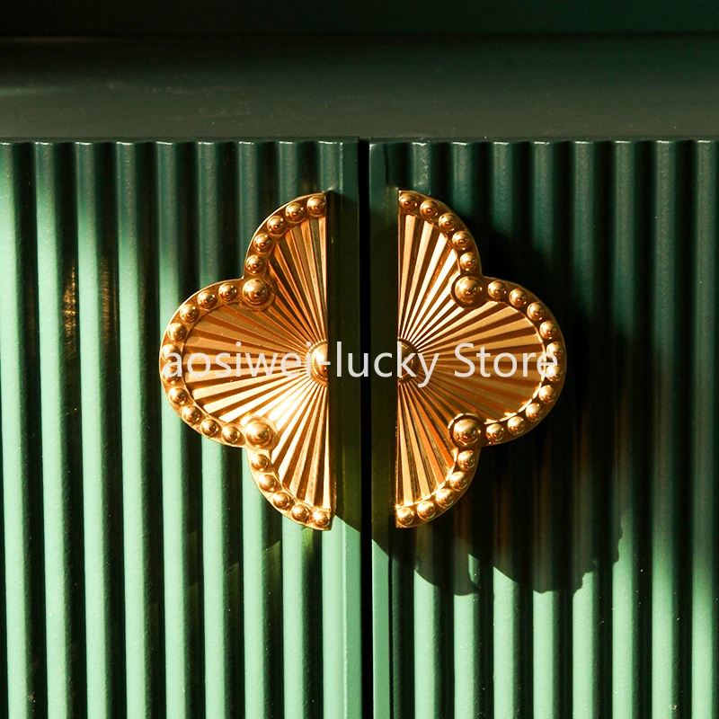 Винтажные латунные дверные ручки шкафа, французские легкие роскошные четырехлистные цветы, дверной ящик шкафа, европейские ручки для мебели
Винтажные латунные дверные ручки шкафа, французские легкие роскошные четырехлистные цветы, дверной ящик шкафа, европейские ручки для мебели