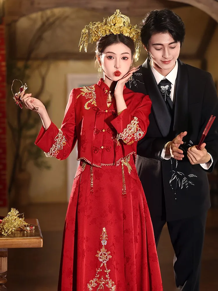 New Chinese-style wedding dress for brides engagement banquet toasting and outdoor with a refined demeanor
New Chinese-style wedding dress for brides engagement banquet toasting and outdoor with a refined demeanor