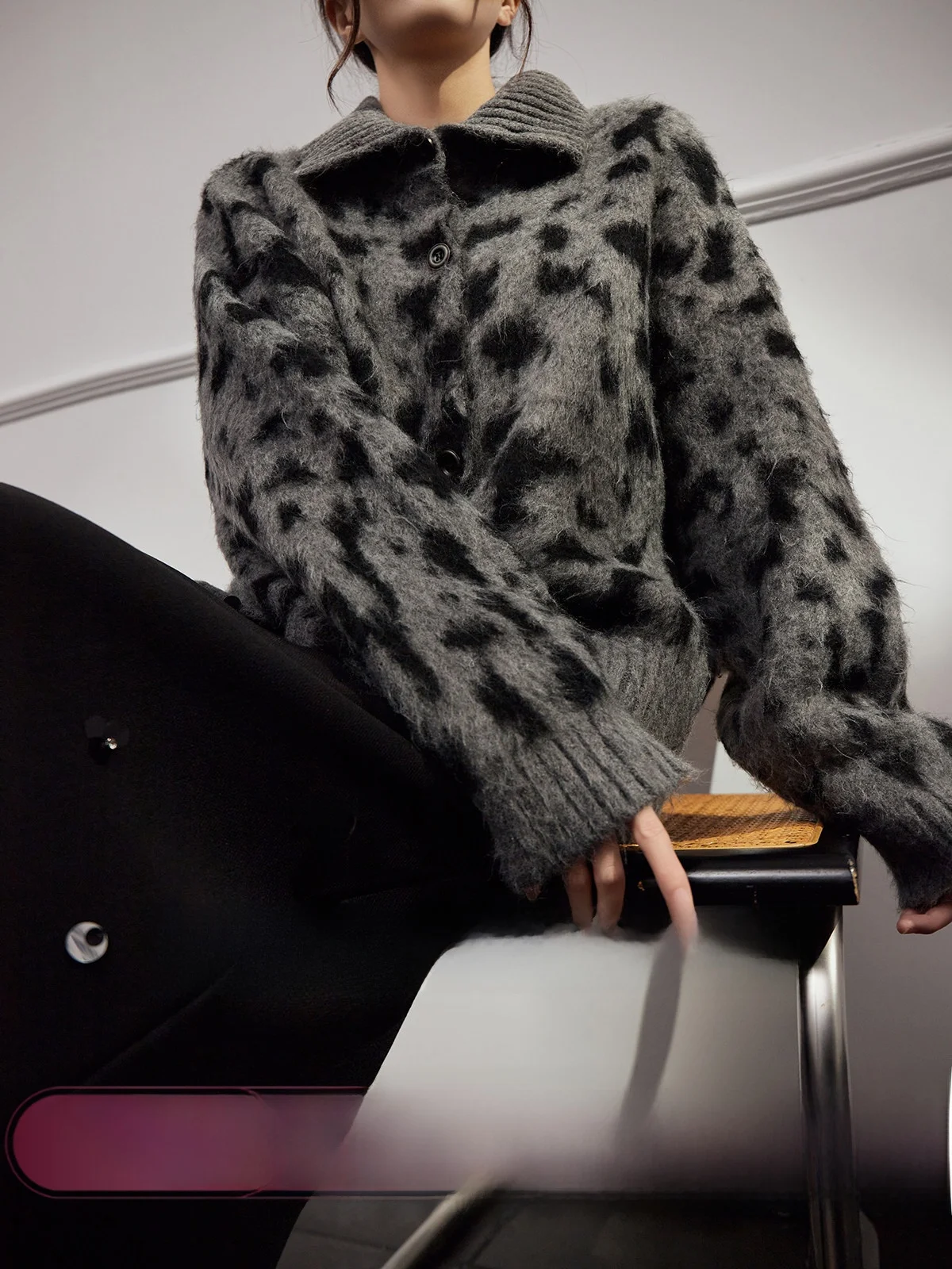 Женский свитер с леопардовым принтом, свободного кроя, модный, осенне-зимний, для повседневной носки, с длинными рукавами, на пуговицах
Женский свитер с леопардовым принтом, свободного кроя, модный, осенне-зимний, для повседневной носки, с длинными рукавами, на пуговицах