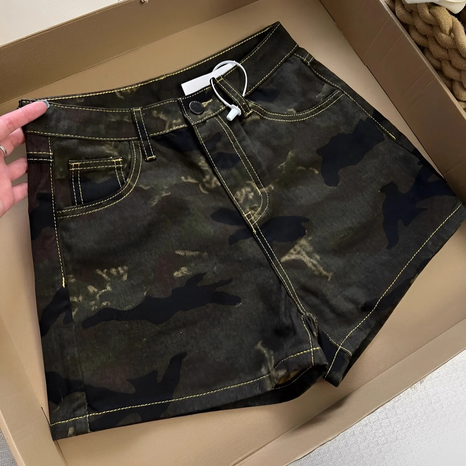 Y2K Camouflage Workwear Denim Shorts Women Summer High Waist Slimming A Line Hot Pants
Y2K Camouflage Workwear Denim Shorts Women Summer High Waist Slimming A Line Hot Pants