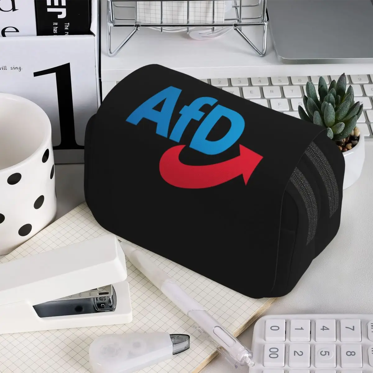 Немецкий альтернативный пенал AFD для мальчиков и девочек, школьный пенал-коробка, сумка для канцелярских принадлежностей, держатель для ручек
Немецкий альтернативный пенал AFD для мальчиков и девочек, школьный пенал-коробка, сумка для канцелярских принадлежностей, держатель для ручек