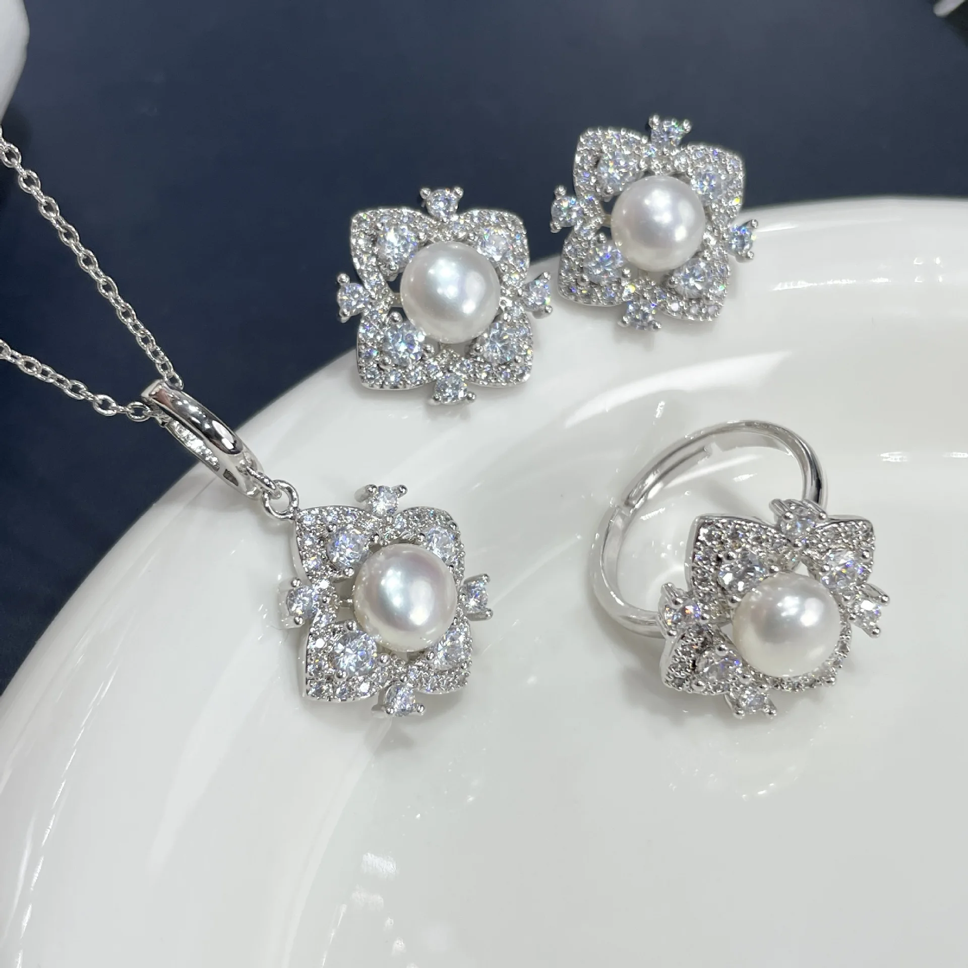 Natural Pearl Set with Six Petals and Full Diamond Design Sweet Three Piece Ring Pendant s925 Earrings
Natural Pearl Set with Six Petals and Full Diamond Design Sweet Three Piece Ring Pendant s925 Earrings