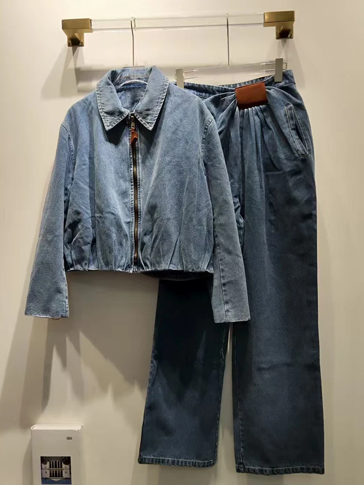 Drawn and gathered denim jacket two-piece set for autumn women's wear+twisted and spliced leather straight leg pants set
Drawn and gathered denim jacket two-piece set for autumn women's wear+twisted and spliced leather straight leg pants set
