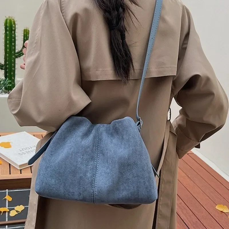 Замшевая сумка-ведро для женщин 2026, осень/зима, новое поступление, стильная и модная, большая вместимость, сумка на одно плечо и через плечо
Замшевая сумка-ведро для женщин 2026, осень/зима, новое поступление, стильная и модная, большая вместимость, сумка на одно плечо и через плечо