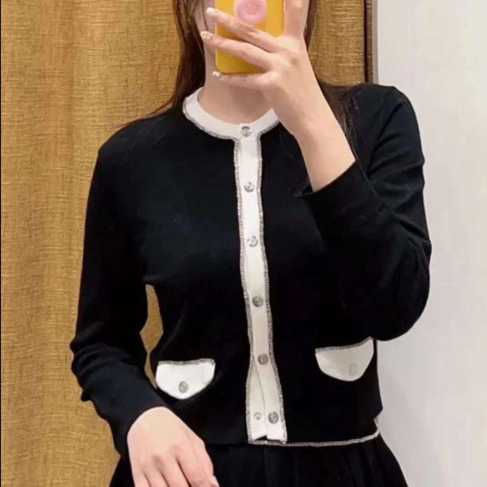 M Home 2024, ранняя осень, новое вязаное пальто High Faion Sweet Small Fraance Sle Color Blo round Ne Diamond Embedded
M Home 2024, ранняя осень, новое вязаное пальто High Faion Sweet Small Fraance Sle Color Blo round Ne Diamond Embedded