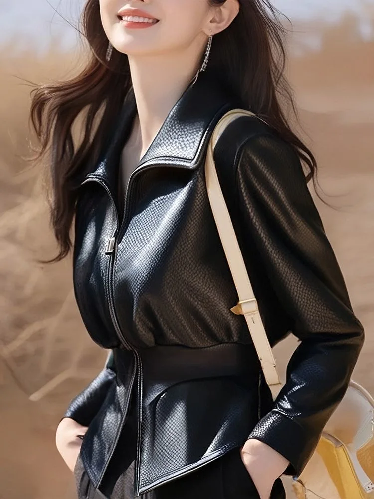Elegant Black Leather Jacket Women's Stylish Cool Sexy Mature Style Zipper PU Material Long Sleeve Collar Regular Fit Coat
Elegant Black Leather Jacket Women's Stylish Cool Sexy Mature Style Zipper PU Material Long Sleeve Collar Regular Fit Coat