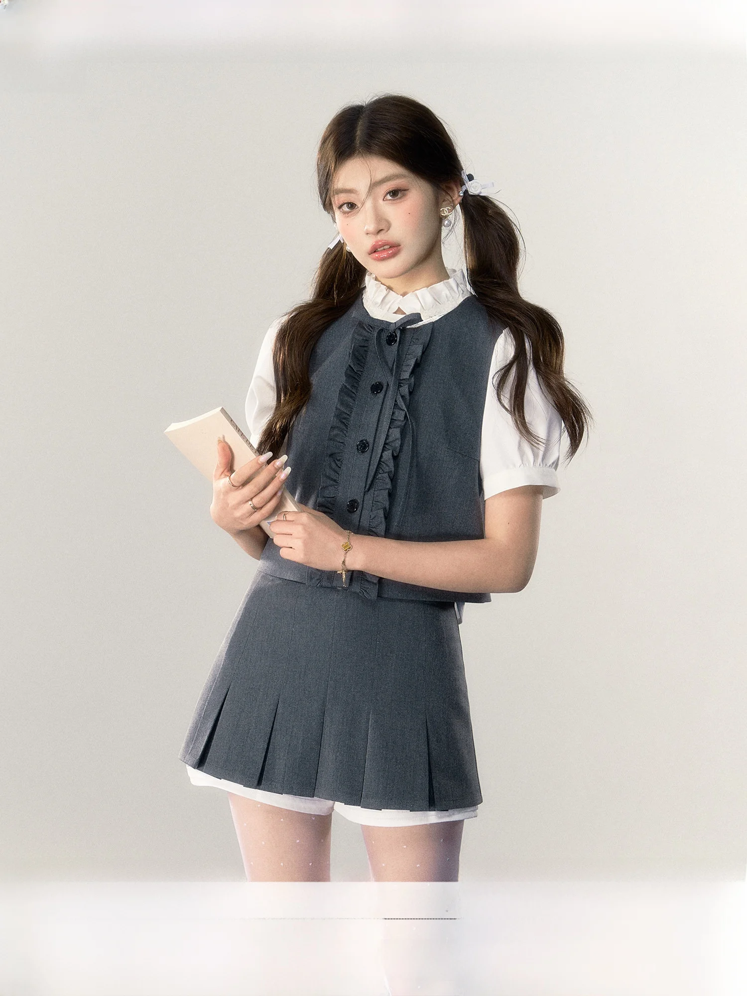 Gray Short Sleeve Stand Collar Shirt And Skirt Set Women's Preppy Style Spring Autumn Gored Hem Top And Bottom Ensemble
Gray Short Sleeve Stand Collar Shirt And Skirt Set Women's Preppy Style Spring Autumn Gored Hem Top And Bottom Ensemble