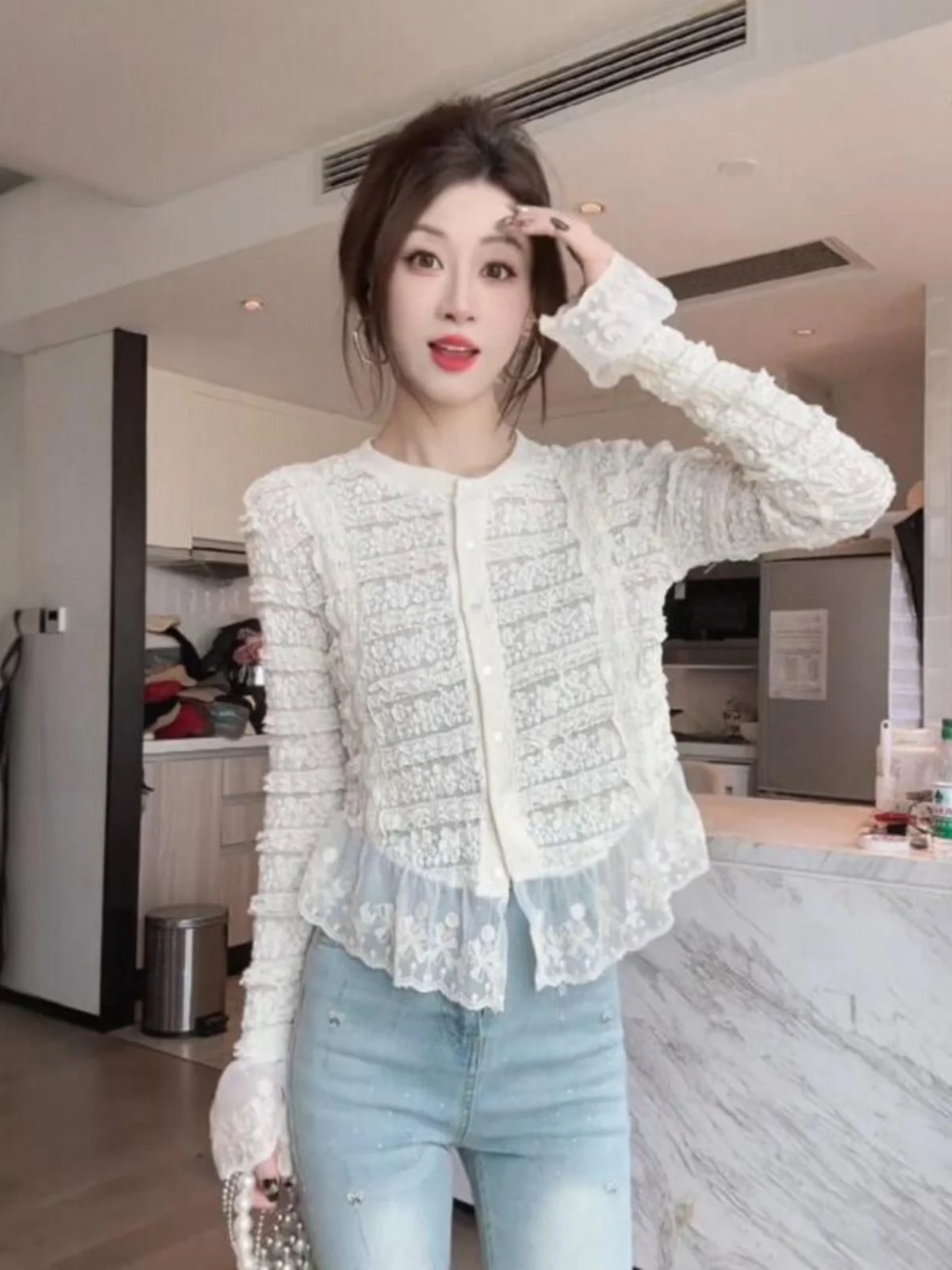 French Style Lace Splice Bell Sleeve Slim Fit Top Women's Fashion Autumn New Arrival Base Beautiful Small Shirt
French Style Lace Splice Bell Sleeve Slim Fit Top Women's Fashion Autumn New Arrival Base Beautiful Small Shirt