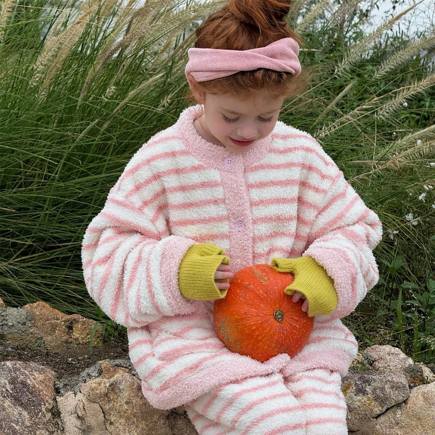 Korean Children Clothing 2025 Autumn Winter New Girls Home Clothes Striped Top Pants Warm Two-piece Set
Korean Children Clothing 2025 Autumn Winter New Girls Home Clothes Striped Top Pants Warm Two-piece Set