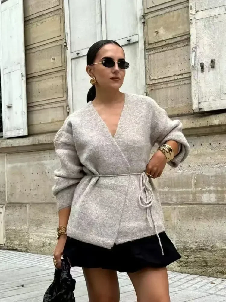2025 New Autumn Winter Solid V-neck Knitted Cardigans Women Casual Lace-up Long Sleeve Sweater Fashion Loose Lady Cardigans Coat
2025 New Autumn Winter Solid V-neck Knitted Cardigans Women Casual Lace-up Long Sleeve Sweater Fashion Loose Lady Cardigans Coat