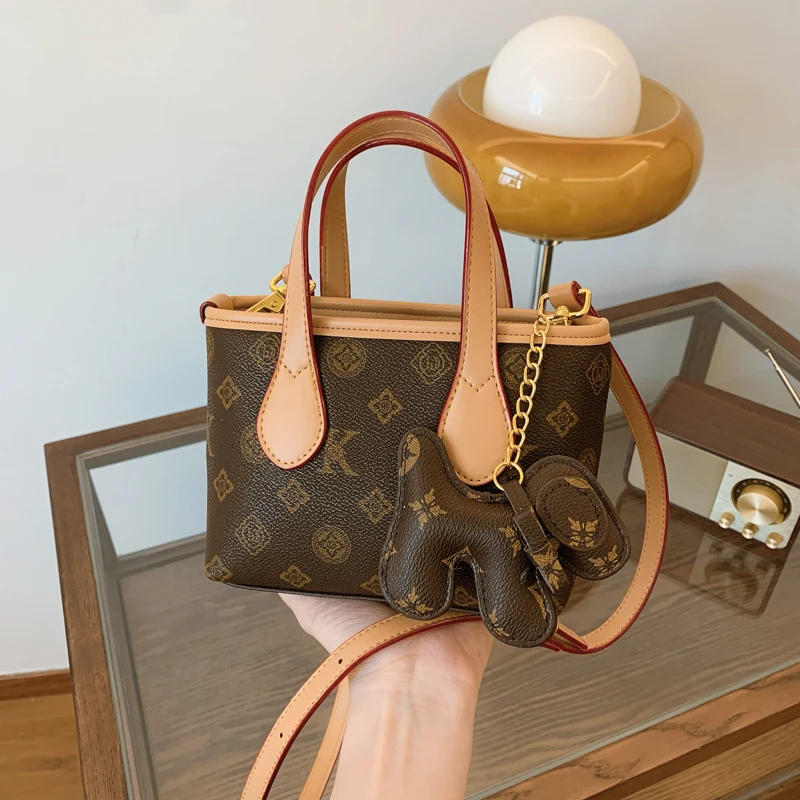 High-end luxury designer 2025autumn and winter new fashion Korean messenger bag wild western-style popular portable shoulder bag
High-end luxury designer 2025autumn and winter new fashion Korean messenger bag wild western-style popular portable shoulder bag